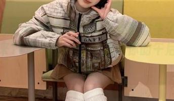 想知道今天八卦圈发生了啥事？快来17吃瓜网app，解锁你的午后轻松时光！
