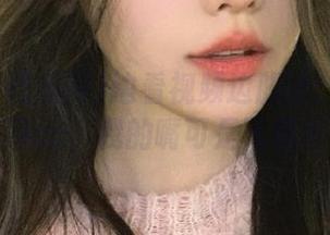 边看视频边腹诽：在www吃瓜网cc，我的嘴可是飞得很快哦！