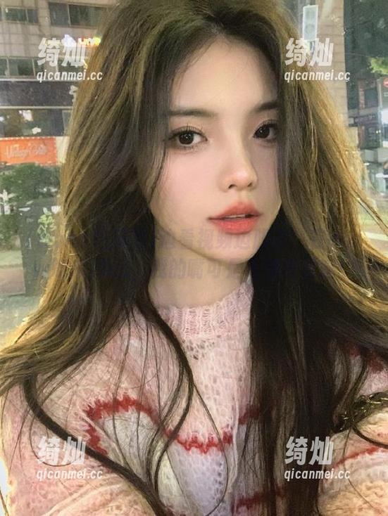 www吃瓜网 边看视频边腹诽:在www吃瓜网cc,我的嘴可是飞得很快哦!