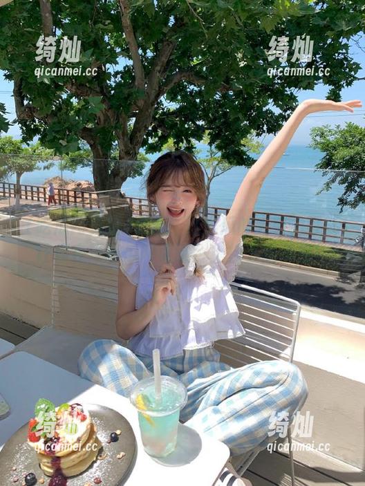 吃瓜网页版 小心!这黑瓜的吸引力可能让你在“吃瓜网页版”上挂上收藏榜!